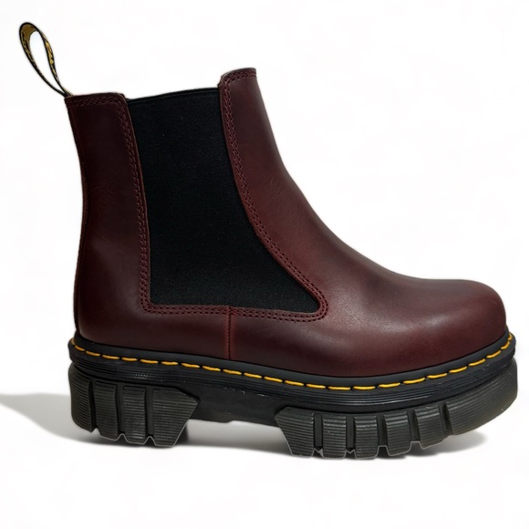 Dr. Martens Shoes - Dr. Martens Audrick Chelsea boots - worn once
Slip-resistant AirWair sole